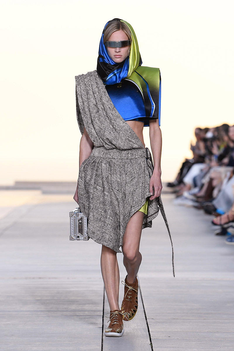 Louis Vuitton Cruise 23: futurismo en el desierto
