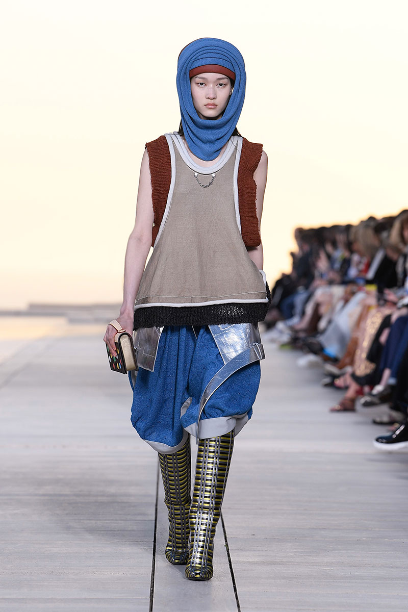 Louis Vuitton Cruise 23: futurismo en el desierto