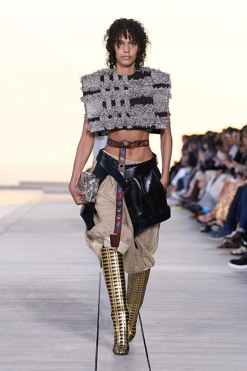 Louis Vuitton Cruise 23: futurismo en el desierto