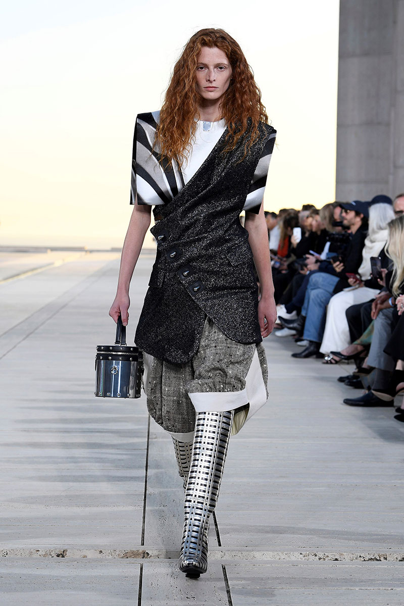 Louis Vuitton Cruise 23: futurismo en el desierto