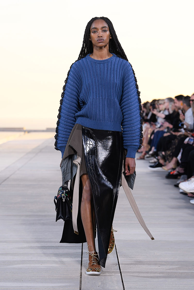 Louis Vuitton Cruise 23: futurismo en el desierto