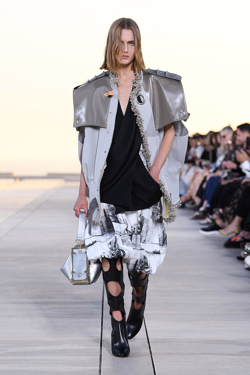 Louis Vuitton Cruise 23: futurismo en el desierto