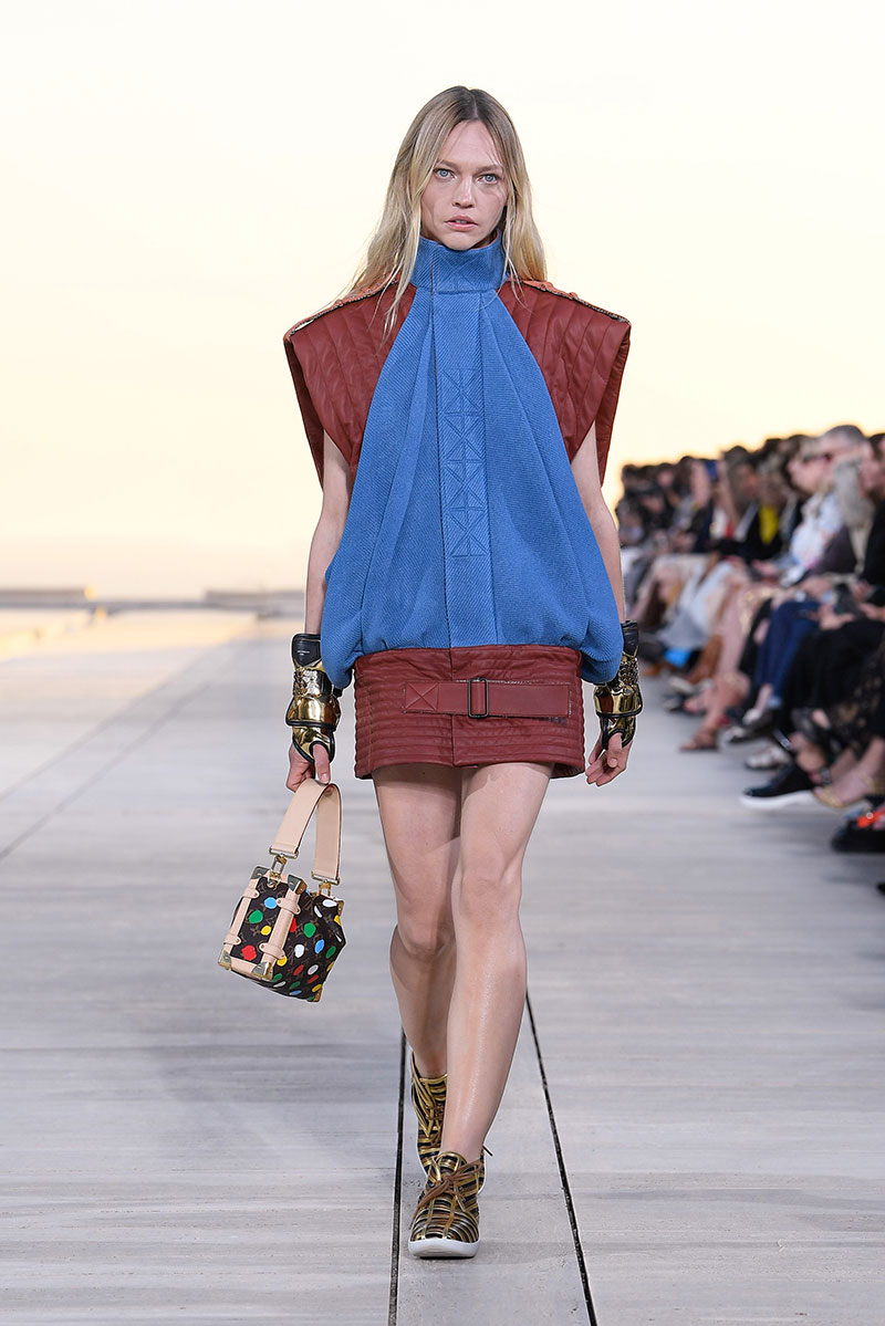 Louis Vuitton Cruise 23: futurismo en el desierto
