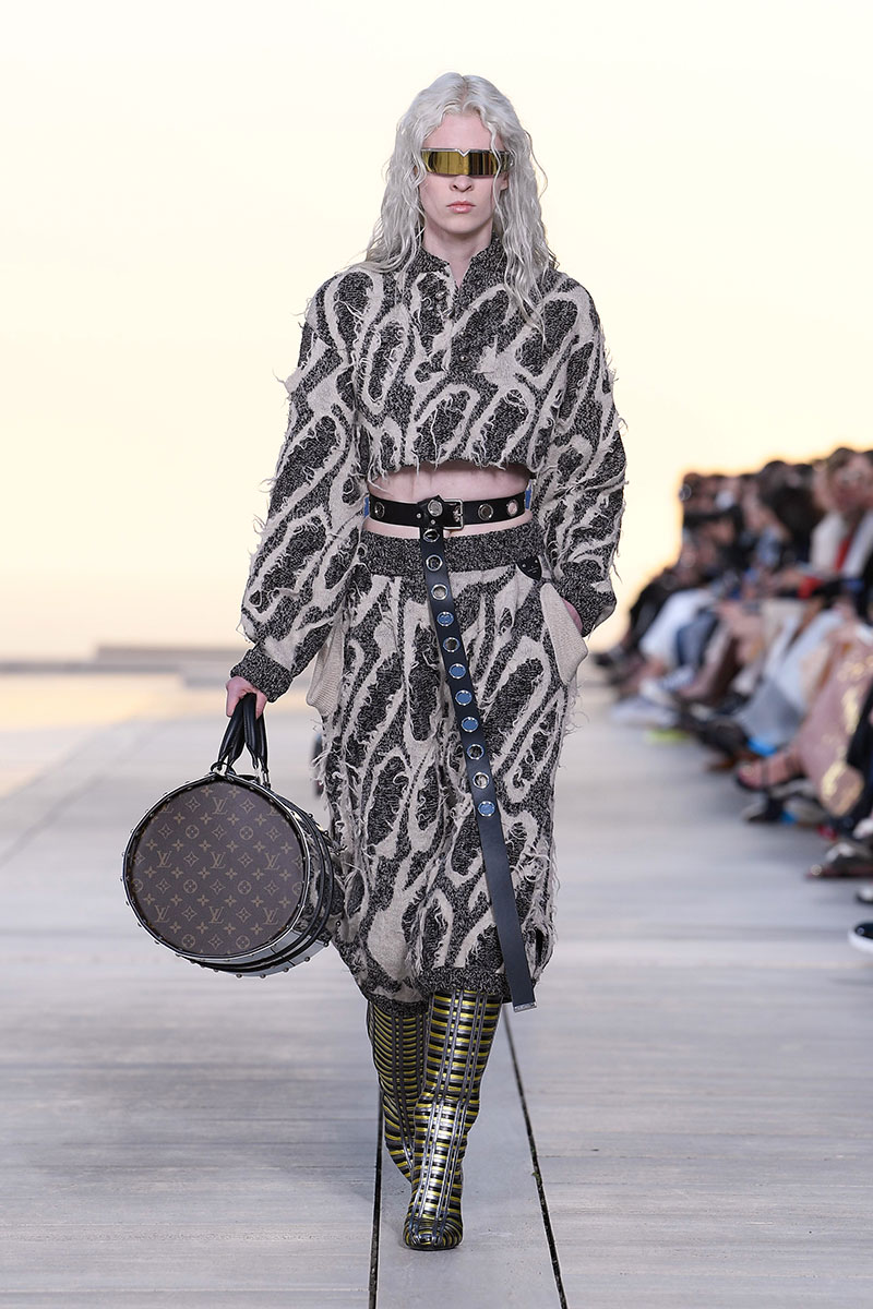 Louis Vuitton Cruise 23: futurismo en el desierto