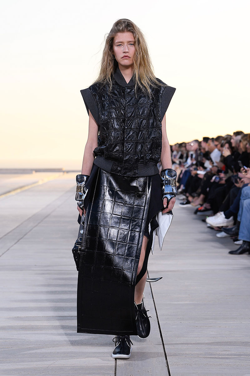 Louis Vuitton Cruise 23: futurismo en el desierto