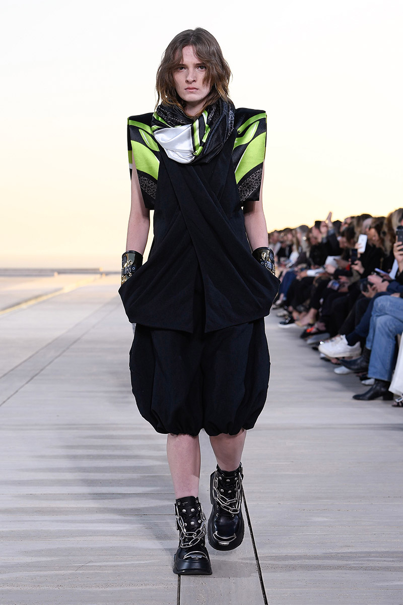 Louis Vuitton Cruise 23: futurismo en el desierto