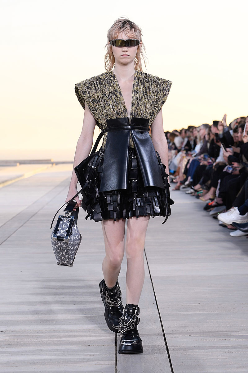 Louis Vuitton Cruise 23: futurismo en el desierto