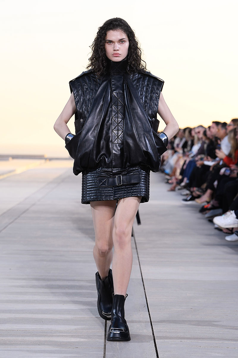 Louis Vuitton Cruise 23: futurismo en el desierto