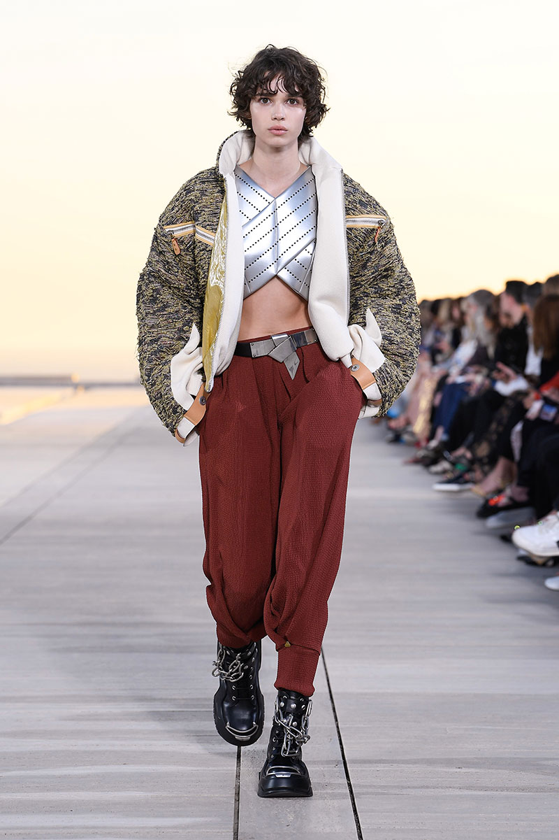 Louis Vuitton Cruise 23: futurismo en el desierto