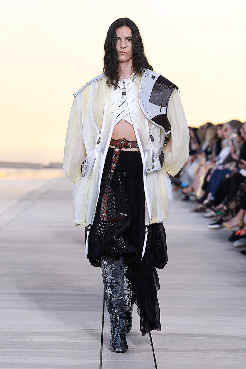 Louis Vuitton Cruise 23: futurismo en el desierto