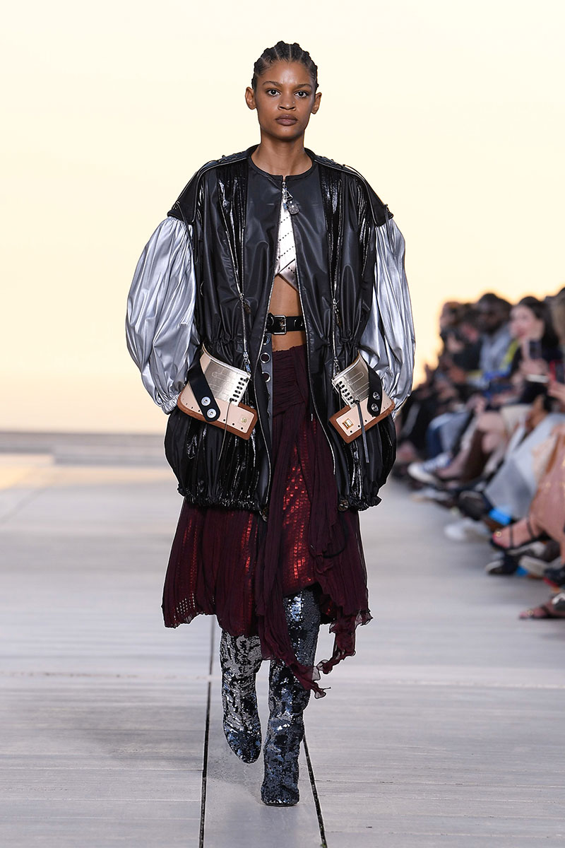 Louis Vuitton Cruise 23: futurismo en el desierto
