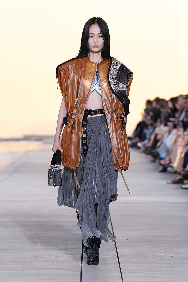 Louis Vuitton Cruise 23: futurismo en el desierto