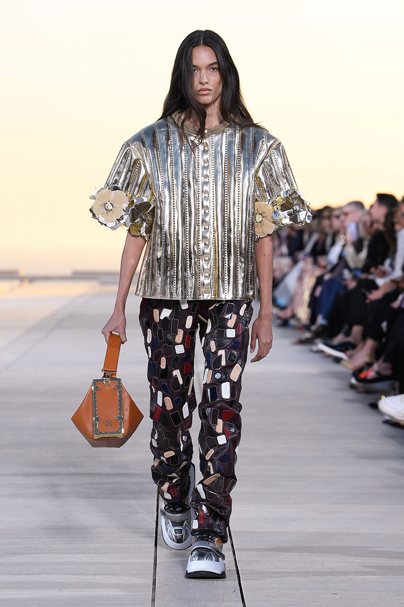 Louis Vuitton Cruise 23: futurismo en el desierto