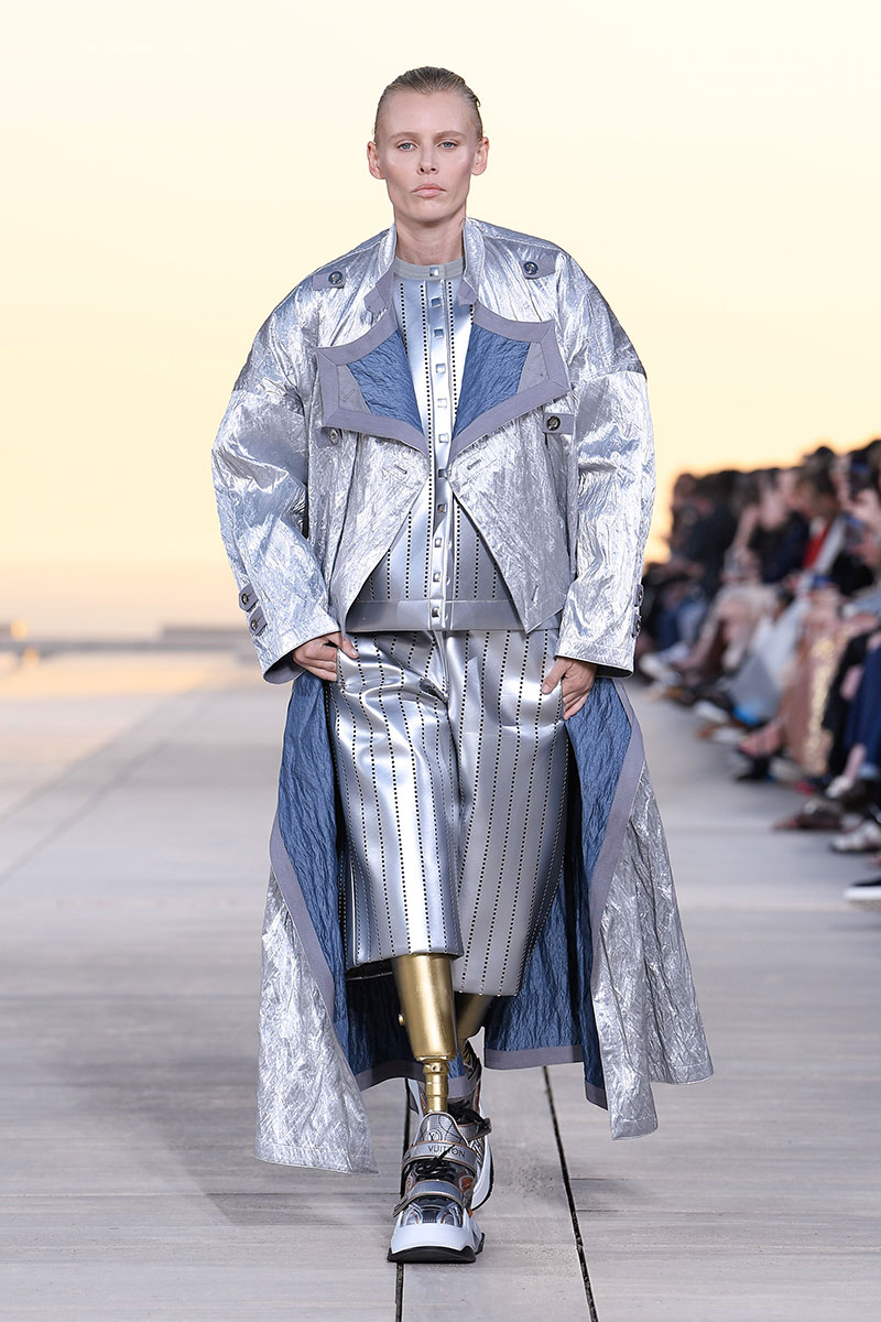 Louis Vuitton Cruise 23: futurismo en el desierto