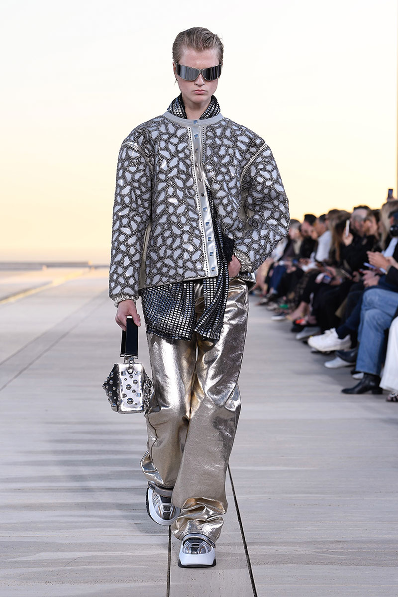 Louis Vuitton Cruise 23: futurismo en el desierto