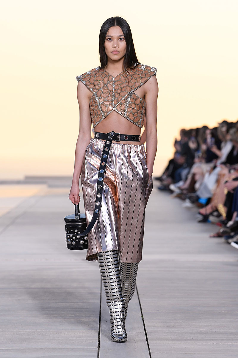 Louis Vuitton Cruise 23: futurismo en el desierto