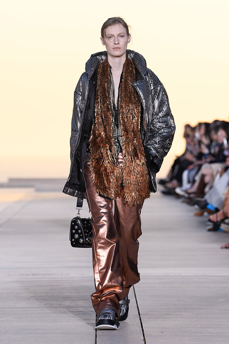 Louis Vuitton Cruise 23: futurismo en el desierto