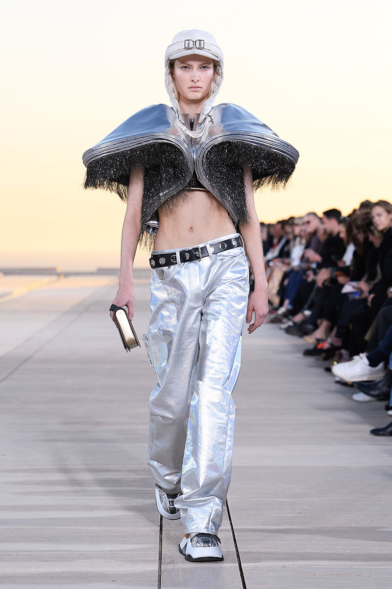 Louis Vuitton Cruise 23: futurismo en el desierto