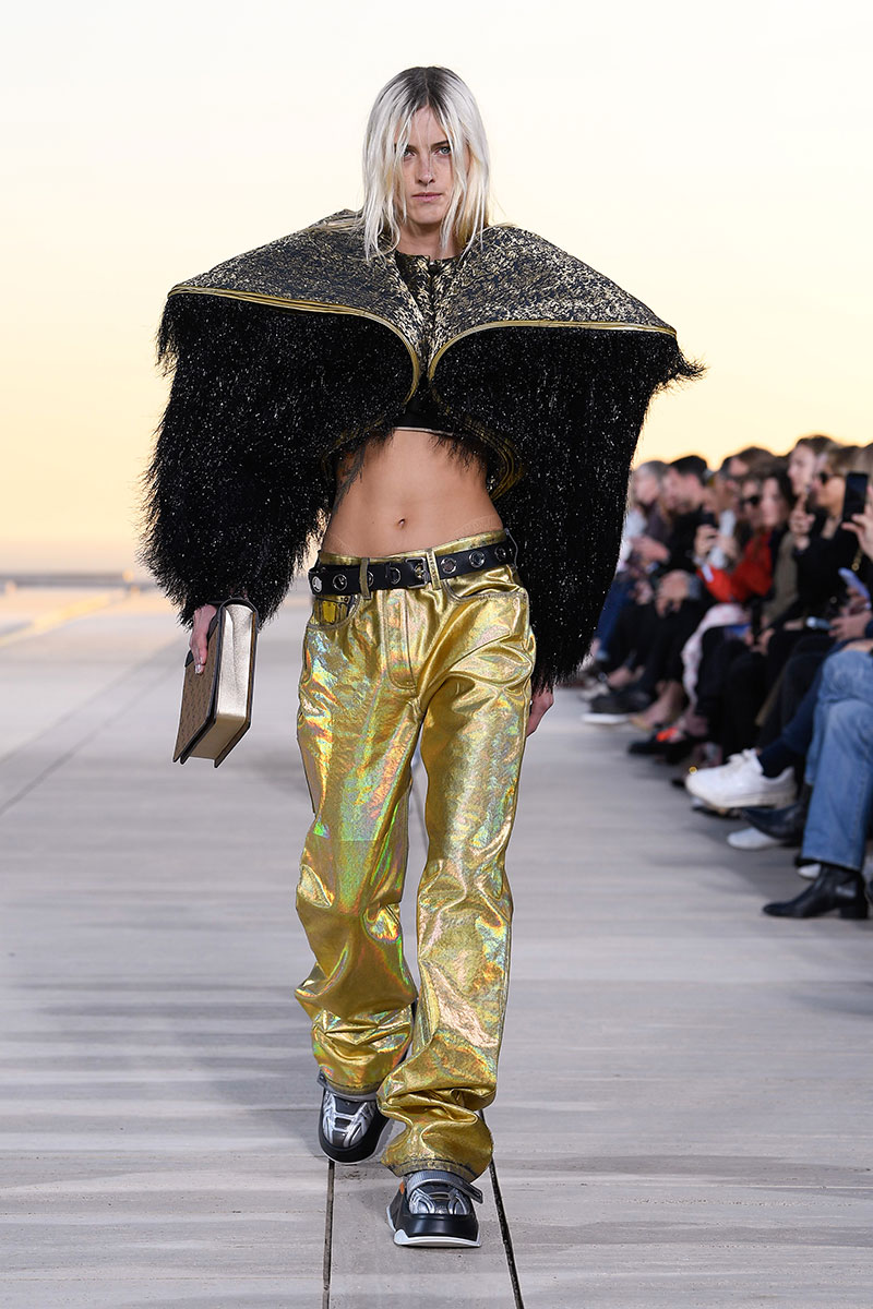 Louis Vuitton Cruise 23: futurismo en el desierto