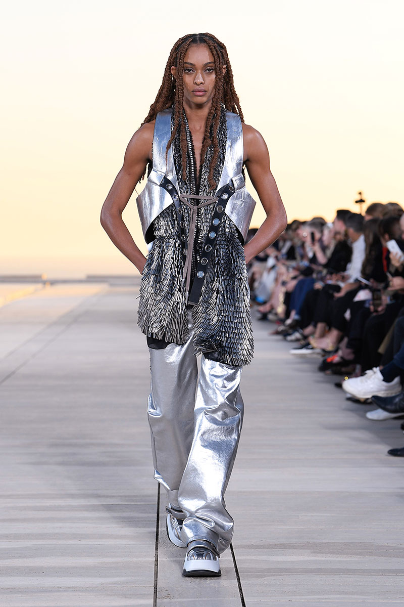 Louis Vuitton Cruise 23: futurismo en el desierto