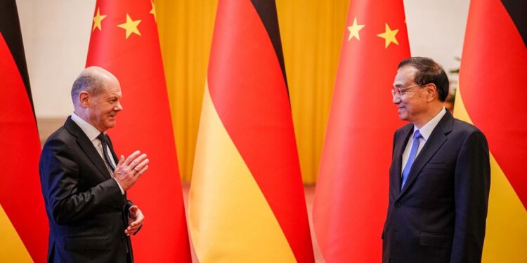Borrell pide "realismo" en las relaciones con China y defiende viajes como el de Scholz a Pekín