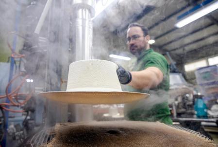 FABRICACIÓN DE SOMBREROS EN LA EMPRESA FERNÁNDEZ Y ROCHE PARA LA MARCA DIOR