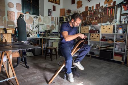JAVIER MENACHO TRABAJANDO EL CUERO EN SU GUARNICENIORIA PARA ENCARGOS DE LA MARCA DIOR.