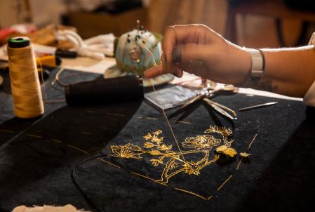 EMPRESA DE BORDADOS ROSADO DE ECIJA REALIZANDO TRABAJOS DE BORDADOS EN HILO DE ORO PARA LA MARCA DIOR.