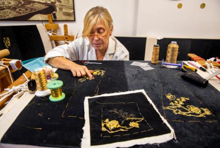 EMPRESA DE BORDADOS ROSADO DE ECIJA REALIZANDO TRABAJOS DE BORDADOS EN HILO DE ORO PARA LA MARCA DIOR.