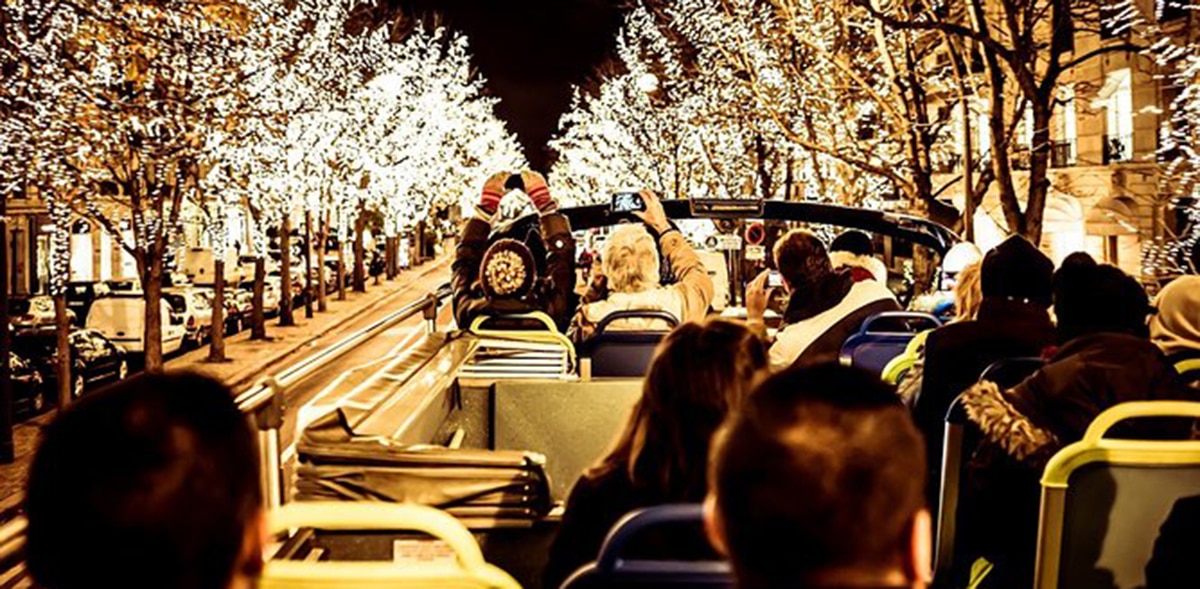 Paseando en autobús en navidad, en París