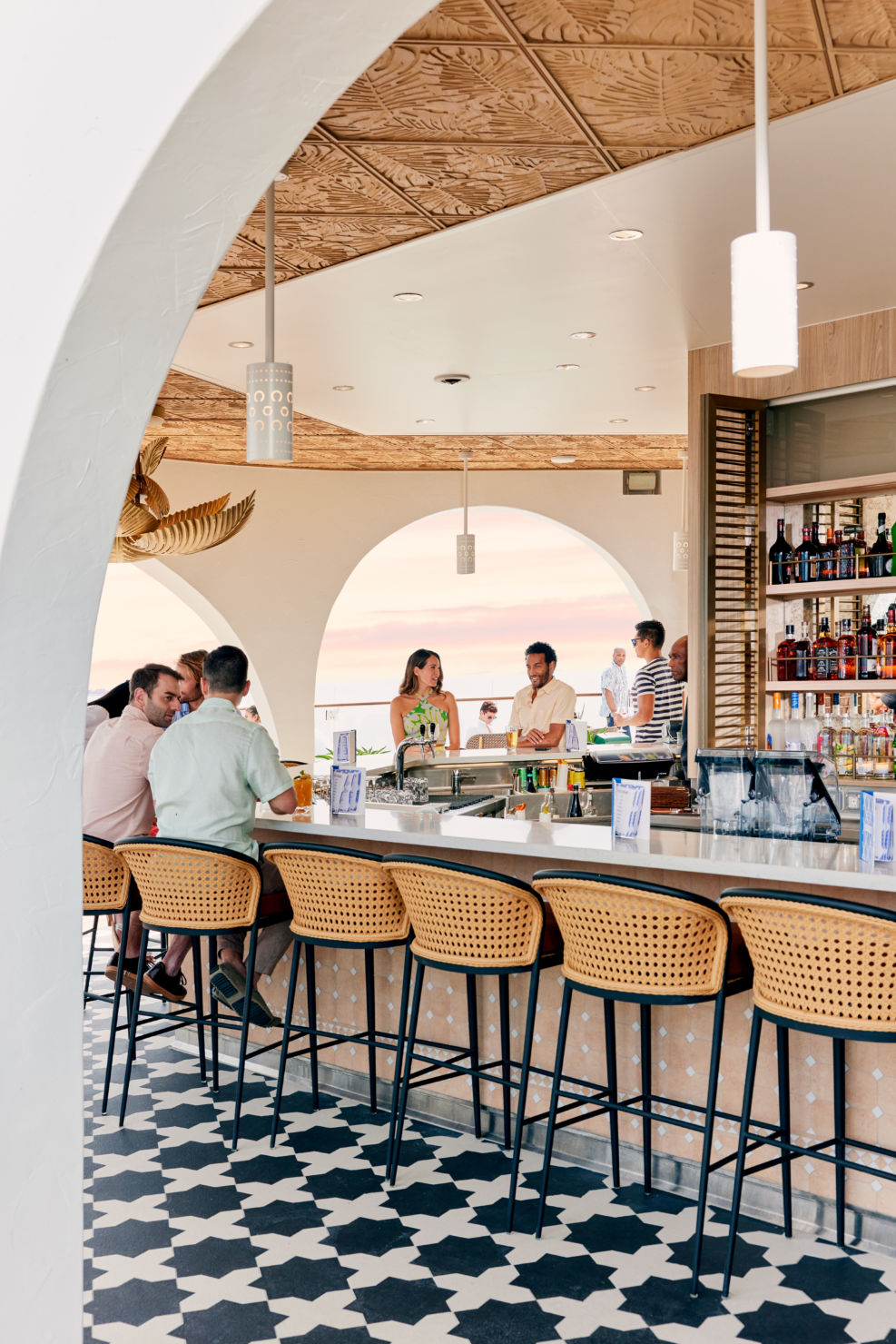Celebrity Beyond demuestra una nueva manera de viajar en crucero - copy-of-cel-by-lifestyle-sunset-bar-5