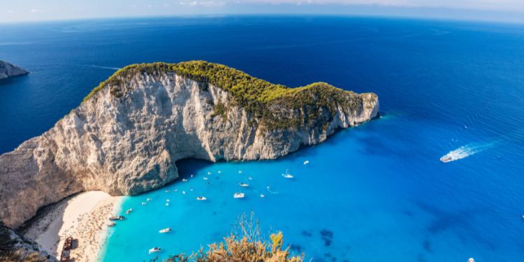 La mejor forma de descubrir las Islas Griegas es abordo de un crucero (Envato)