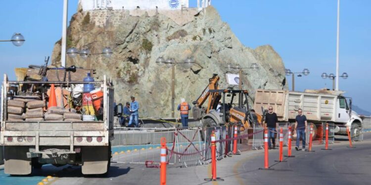 Acuden a reparar socavón en Paseo Claussen; hoy arribaron miles de turistas de cruceros