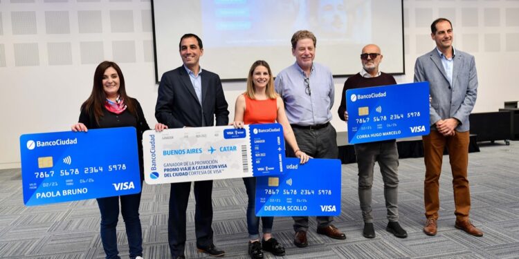 Guillermo A. Laje y Maximiliano Coll, del Banco Ciudad, Guillermo Mansilla, de Visa, y los ganadores
