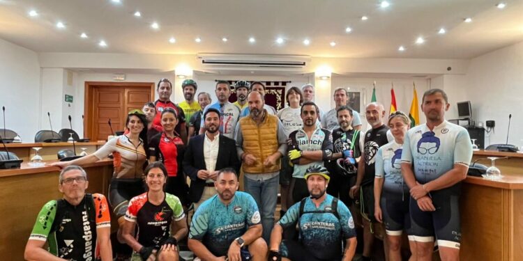 Alconchel y Dávila reciben al grupo de agentes turísticos y cicloturistas del fam trip