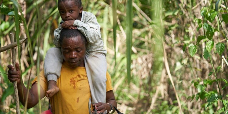 Romeu Mauricio y su hijo de tres años, Jetfro cruzan el Darién, que divide a Colombia y Panamá