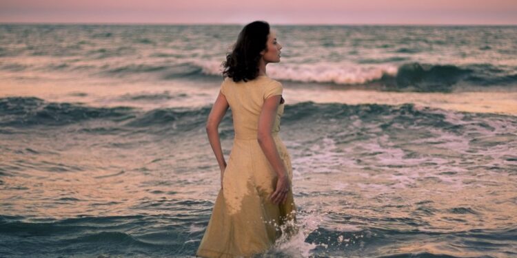 Amor, misterio y viajes en el tiempo en Romance, la miniserie de Olga Kurylenko que estrena Sundance TV