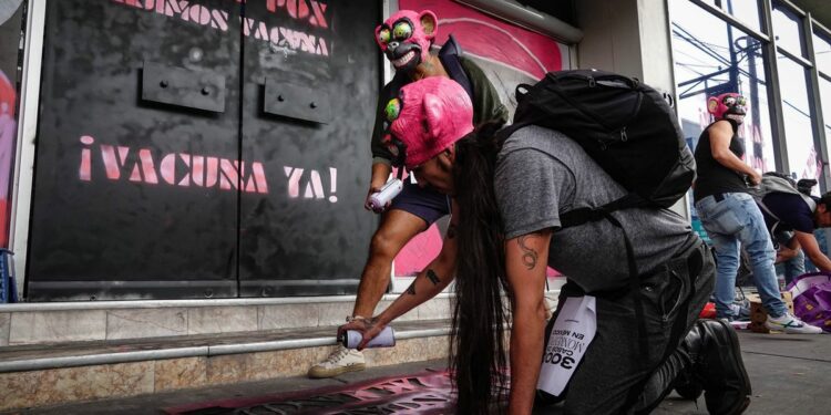 Amparos colectivos y viajes al extranjero: el periplo de los mexicanos para protegerse de la viruela del mono