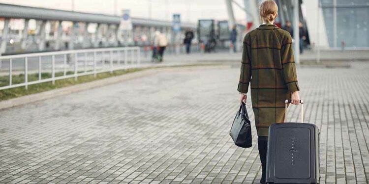 Anticiparse y comparar precios, los principales consejos de Consumo para viajar en Navidad