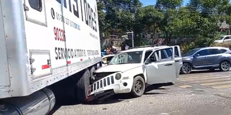 Aparatosa colisión entre camión y camioneta en el crucero de Hacienda Blanca, Etla