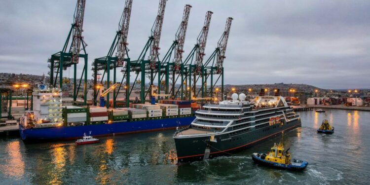Arriba a Puerto San Antonio el primer crucero de la temporada 2022-2023