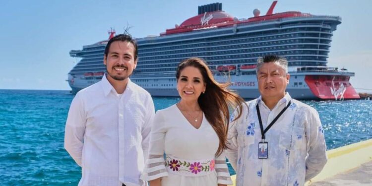 Arriba el crucero Valiant Lady en muelles de Mahahual