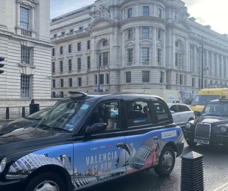 Taxi vinilado con imágenes de València en las calles de Londres