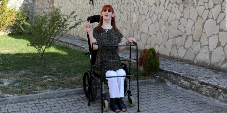 Así fue como la mujer más alta del mundo tomó su primer vuelo