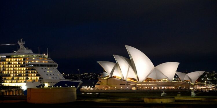 Atraca crucero en S&iacute;dney con 800 casos positivos de Covid-19