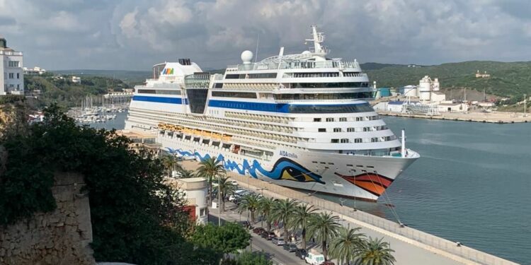 El buque AIDAstella, con bandera italiana y capacidad para 2.700 pasajeros, en el puerto de Maó esta mañana (Foto: Tolo Mercadal)