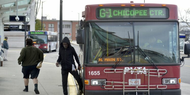 Autobuses de PVTA y Franklin ofrecerán tarifas gratuitas durante un mes