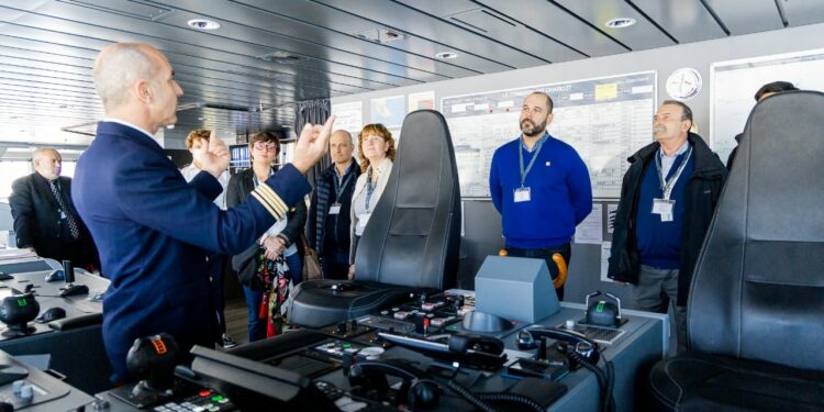 Autoridades provinciales recibieron al crucero «Le Commandant Charcot» – Gobierno de Tierra del Fuego