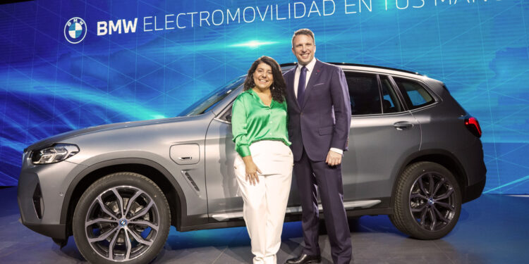 Reiner Braun, Presidente y CEO de BMW Group Latinoamérica e
Ivana Dip, CEO de BMW Group Argentina, durante el evento de lanzamiento del BMW X3 xDrive30e en el país