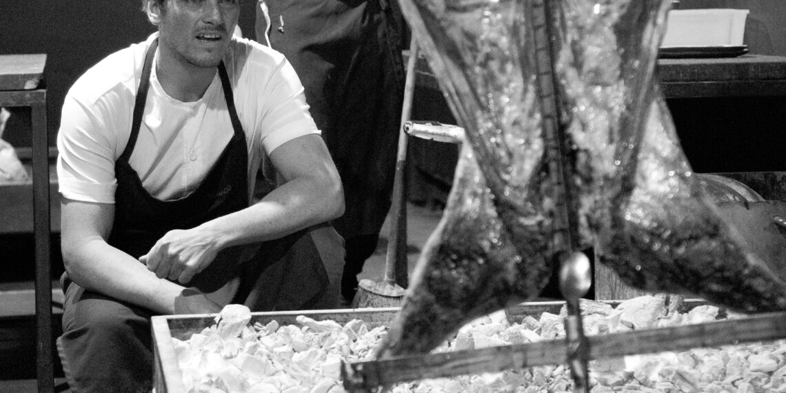 El chef preparando su famoso 'Cordero cocido a la Inversa' , que estar